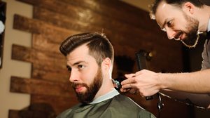 Os cortes masculinos clássicos retornam com técnicas modernas e produtos de acabamento mais sofisticados (Imagem: Oleksandr Nagaiets | Shutterstock)