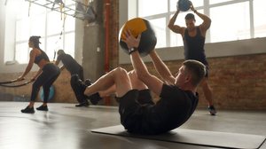 O treino full body é ideal para quem não tem muito tempo disponível para a academia (Imagem: BAZA Production | Shutterstock)