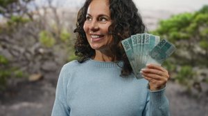 É possível usar os decretos para atrair prosperidade, movimentar finanças e alinhar a mente com a energia do dinheiro (Imagem: Krakenimages.com | Shutterstock)