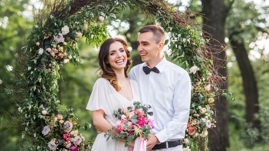 A primavera é a estação do ano preferida pelos casais para se casarem (Imagem: Oleksandr Kavun | Shutterstock)