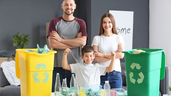 Com o descarte correto do lixo, é possível economizar recursos naturais, reduzir a poluição e gerar renda para os profissionais de cooperativas de reciclagem (Imagem: Maples Images | Shutterstock)