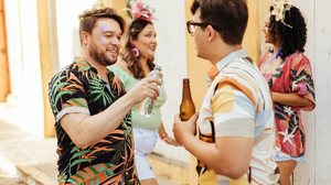 Intercalar o álcool com a água reduz os efeitos nocivos ao fígado e ao estômago (Imagem: Kleber Cordeiro | Shutterstock)