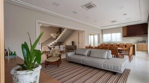 Os tapetes não são meros detalhes estéticos nos ambientes; cada modelo tem uma função nos projetos (Projeto: Paiva e Passarini Arquitetura | Imagem: Xavier Neto)