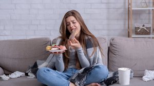 A compulsão alimentar pode trazer diversos problemas de saúde (Imagem: Prostock-studio | Shutterstock)