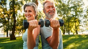 Atitudes simples evitam a perda de massa muscular e mantêm a vitalidade (Imagem: Harbucks | Shutterstock)