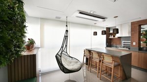 A poltrona suspensa é estilosa e funciona como uma peça decorativa de destaque (Projeto: Rosangela Pena Arquitetura| Imagem: Sidney Doll)