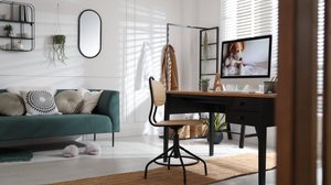 O home office pode ser integrado à sala de estar de forma harmoniosa (Imagem: New Africa | Shutterstock)