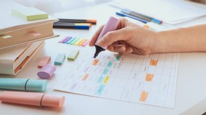 Montar um cronograma de estudos diminui a sobrecarga e a ansiedade com o vestibular (Imagem: Lokana | Shutterstock)