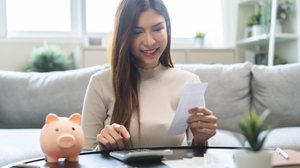 A organização das finanças é essencial para evitar o endividamento (Imagem: Kmpzzz | Shutterstock)