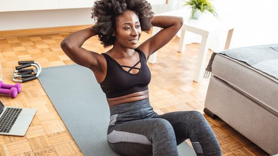 Exercícios abdominais fortalecem o abdômen, mas não queimam gordura (Imagem: Dragana Gordic | Shutterstock)