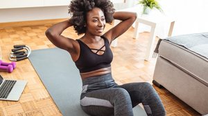 Exercícios abdominais fortalecem o abdômen, mas não queimam gordura (Imagem: Dragana Gordic | Shutterstock)