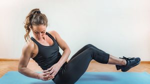 Alguns hábitos podem ajudar a combater a gordura abdominal (Imagem: Microgen | Shutterstock)