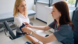 O cuidado contínuo com a saúde é o primeiro passo para prevenir doenças crônicas (Imagem: YAKOBCHUK VIACHESLAV | Shutterstock)