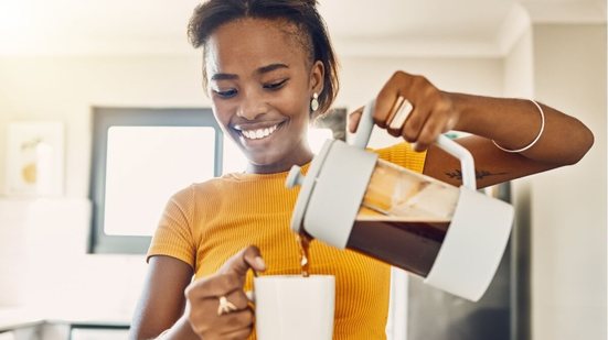 O café possui benefícios nutricionais significativos (Imagem: PeopleImages.com - Yuri A | Shutterstock)