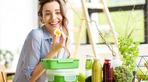 O ovo é uma opção prática e nutritiva para o verão (Imagem: RossHelen | Shutterstock)