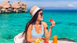 A alimentação no verão pode ser leve e saudável (Imagem: Maridav | Shutterstock)
