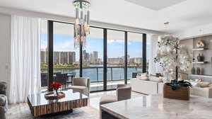 Janelas do piso ao teto valorizam os ambientes (Imagem: Anthony Giarrusso | Shutterstock)