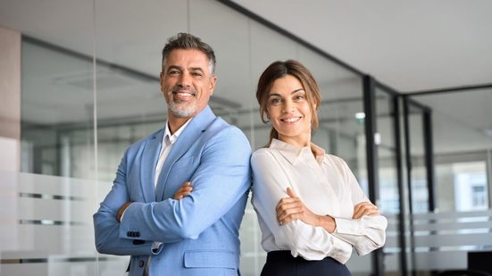 Ao trabalharem em conjunto, marketing e vendas fortalecem as chances de sucesso da empresa (Imagem: insta_photos | Shutterstock)
