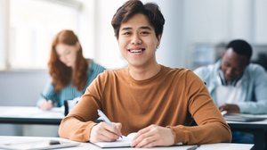Saber como estudar pode te ajudar a ir bem em física no Enem (Imagem: Prostock-studio | Shutterstock)