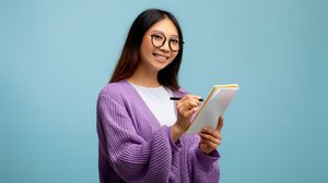 A redação do Enem 2025 pode cobrar temas atuais (Imagem: Prostock-studio | Shutterstock)