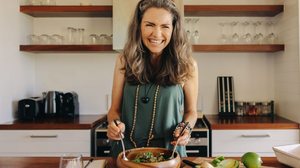 Uma alimentação saudável pode ajudar a amenizar os sintomas da menopausa (Imagem: Jacob Lund | Shutterstock)