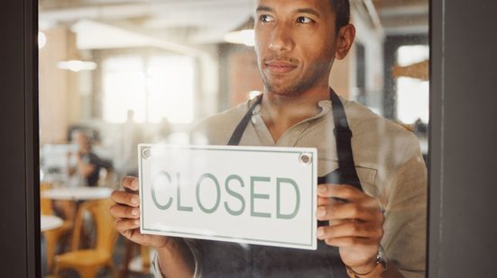 Erros financeiros levam uma parcela significativa de empresas a não conseguir ultrapassar o primeiro ano de funcionamento (Imagem: PeopleImages | Shutterstock)