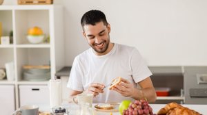 O café da manhã precisa fornecer energia após o jejum noturno (Imagem: Ground Picture | Shutterstock)