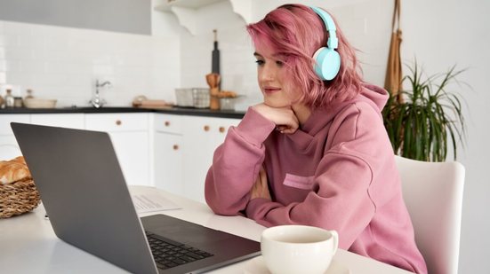 Filmes e séries podem ajudar a estudar para o Enem e demais vestibulares (Imagem: Ground Picture | Shutterstock)