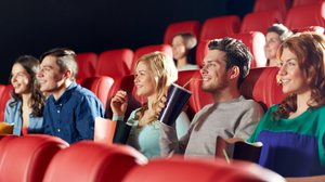 Diversão, ação, fantasia e drama marcam as estreias dos filmes que chegam ao cinema nesta semana (Imagem: Ground Picture | Shutterstock)