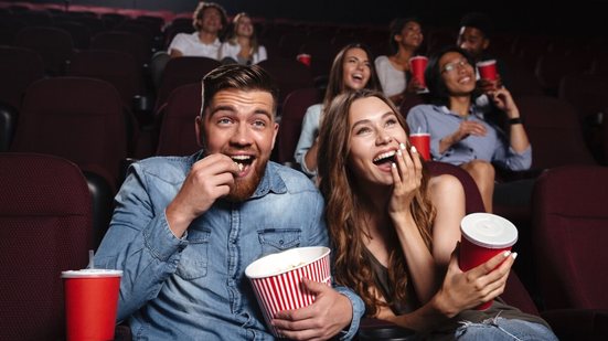 Diferentes estreias prometem atrair o público às salas com boas histórias e estilos variados (Imagem: Dean Drobot | Shutterstock)