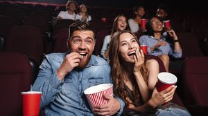 Diferentes estreias prometem atrair o público às salas com boas histórias e estilos variados (Imagem: Dean Drobot | Shutterstock)