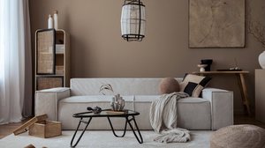Tons neutros ganham destaque na decoração de 2025, bem como o uso de materiais naturais (Imagem: Followtheflow | Shutterstock)