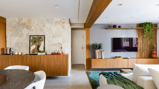 O móvel traz elegância e praticidade para o ambiente (Projeto: Daniela Funari Arquitetura | Imagem: Julia Novoa Fotografia)