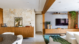 O móvel traz elegância e praticidade para o ambiente (Projeto: Daniela Funari Arquitetura | Imagem: Julia Novoa Fotografia)