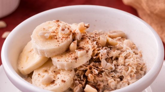 Mingau de aveia com amendoim e banana (Imagem: TalyaAL | Shutterstock)
