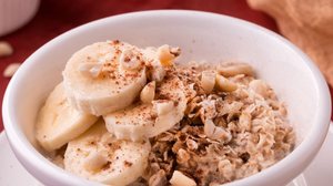 Mingau de aveia com amendoim e banana (Imagem: TalyaAL | Shutterstock)
