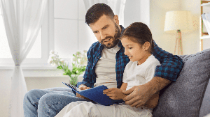 Algumas histórias podem despertar a curiosidade e transformar a leitura em um hábito prazeroso (Imagem: Studio Romantic | Shutterstock)