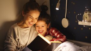 Os livros são uma ótima opção de presente para as crianças (Imagem: Evgeny Atamanenko | Shutterstock)