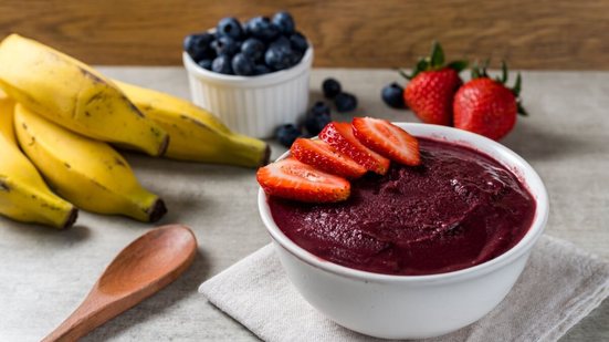O açaí fornece energia rápida, melhora a recuperação muscular e contribui para o desempenho físico (Imagem: Vitor Lando | Shutterstock)