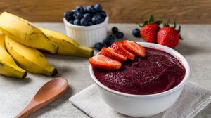 O açaí fornece energia rápida, melhora a recuperação muscular e contribui para o desempenho físico (Imagem: Vitor Lando | Shutterstock)