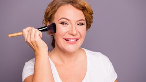 O pó facial pode ser usado em peles maduras (Imagem: Roman Samborskyi | Shutterstock)