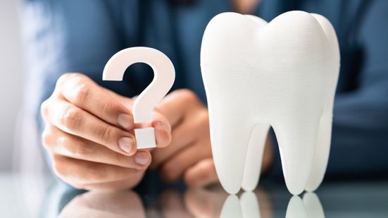 Tratamentos dentários feitos em casa podem trazer riscos à saúde bucal (Imagem: Andrey_Popov | Shutterstock)