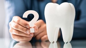 Tratamentos dentários feitos em casa podem trazer riscos à saúde bucal (Imagem: Andrey_Popov | Shutterstock)