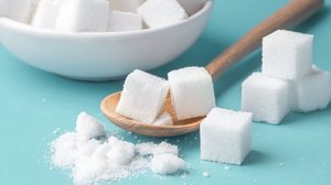 Após a adaptação, a redução do consumo de açúcar traz benefícios para o corpo (Imagem: everydayplus
| Shutterstock)