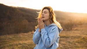 As orações ajudam a passar pelo luto com mais serenidade (Imagem: Ptashkimenko | Shutterstock)