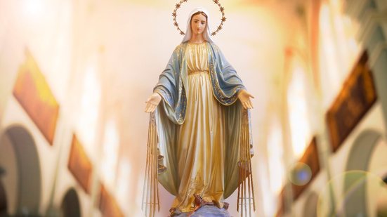 Nossa Senhora das Graças é reconhecida por suas bênçãos e milagres (Imagem: Sidney de Almeida | Shutterstock)