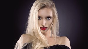 A tendência "boca de vampira" consiste em contornar os lábios com um tom mais escuro e deixar o centro mais claro e luminoso (Imagem: Goddess_makers | Shutterstock)