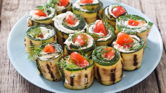 Rolinhos de abobrinha (Imagem: AlexeiLogvinovich | Shutterstock)