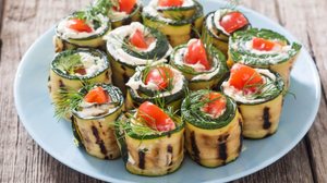 Rolinhos de abobrinha (Imagem: AlexeiLogvinovich | Shutterstock)