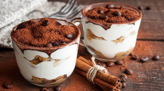Tiramisù proteico na taça (Imagem: YuliiaHolovchenko | Shutterstock)